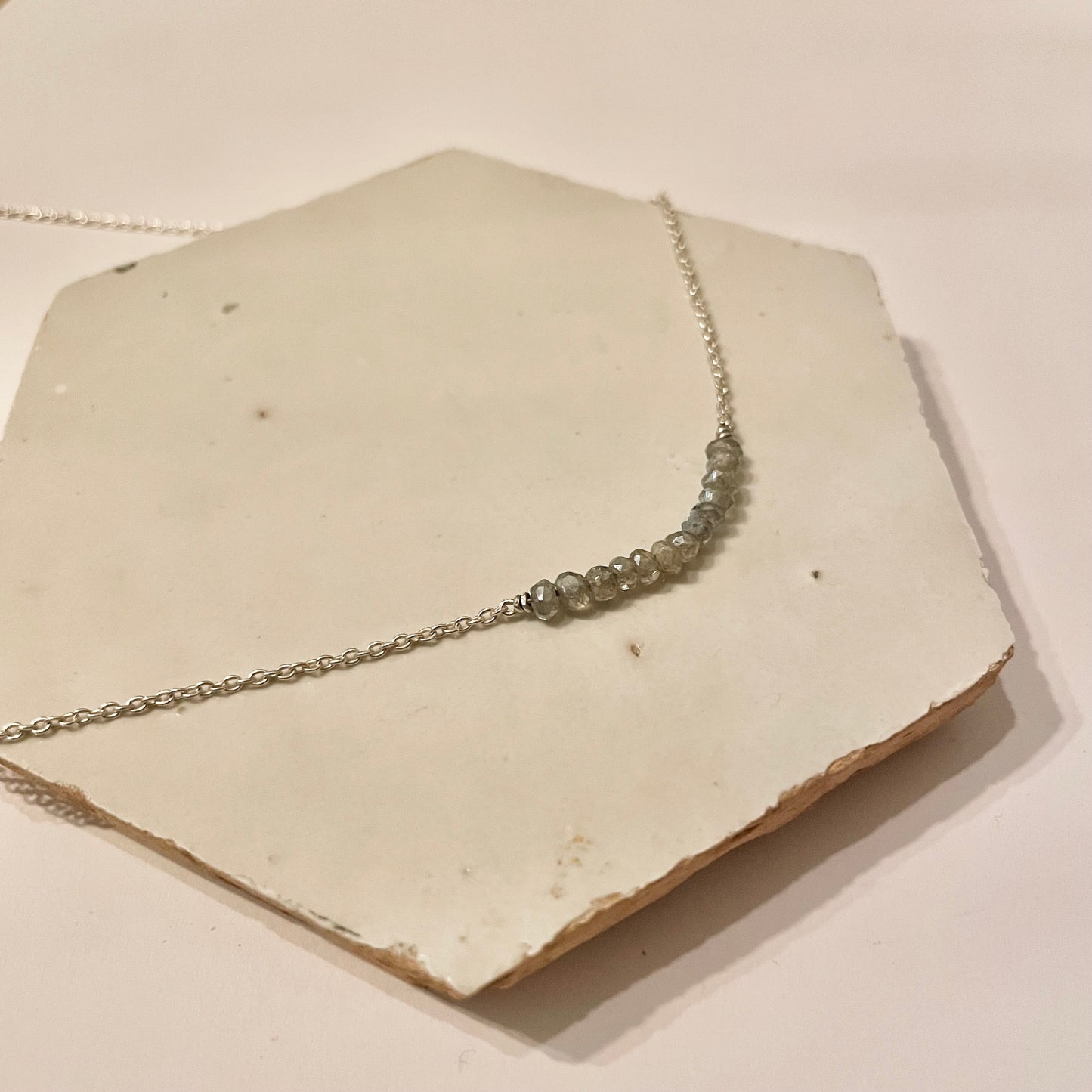 Zilveren collier met witgrijze labradoriet