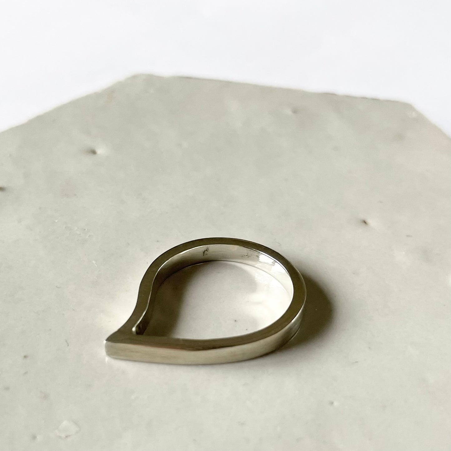 Zilveren ring met gebogen druppelvorm
