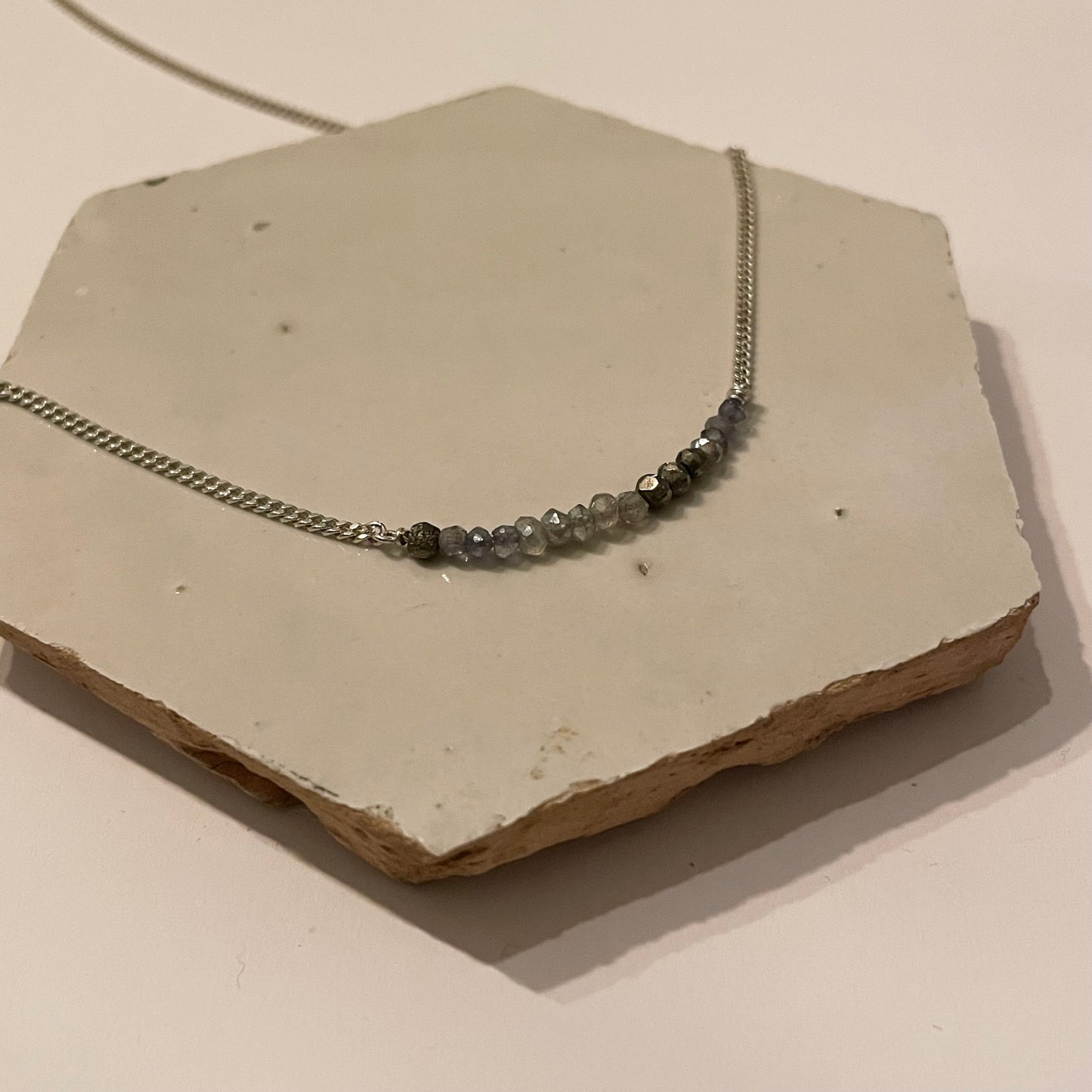 Zilveren collier lente