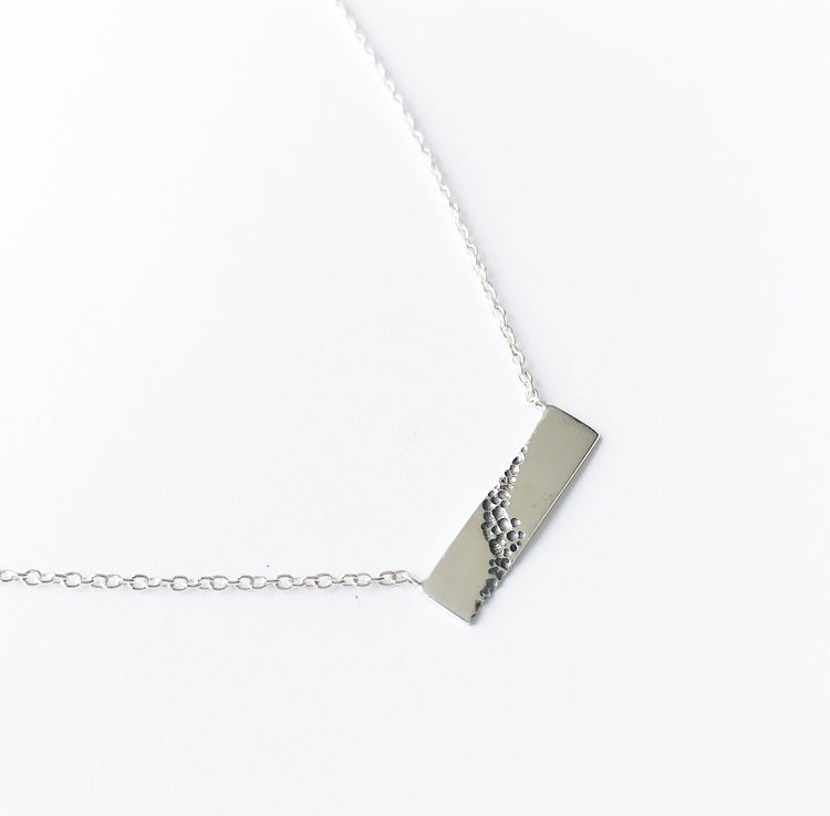 Zilveren collier organic stripe