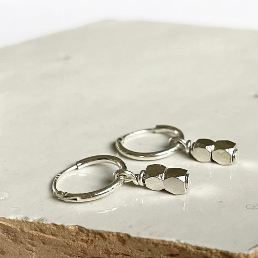 Zilveren oorbellen met facetjes