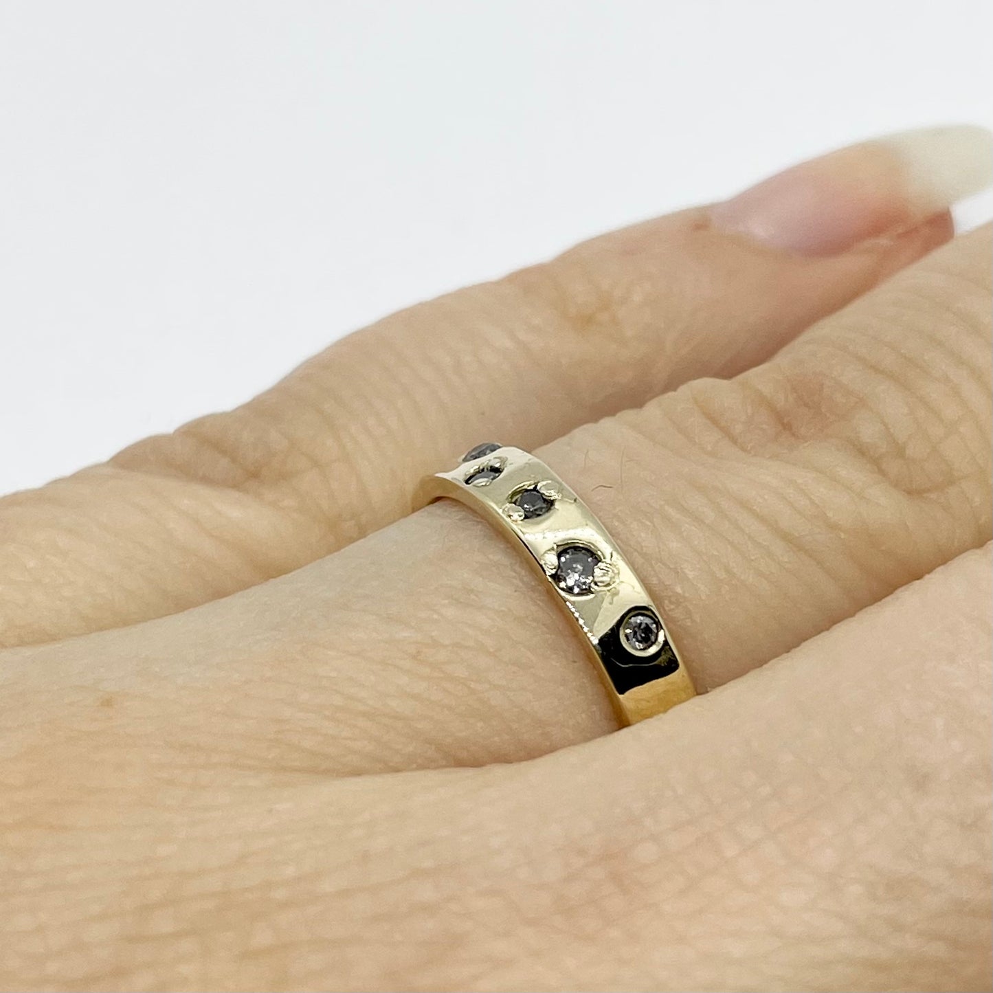Gouden ring met salt & peper diamantjes