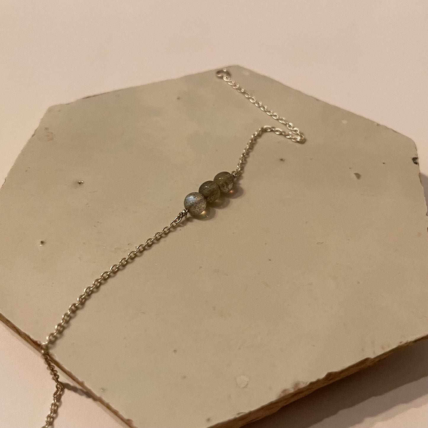Zilveren armband met labradoriet bolletjes