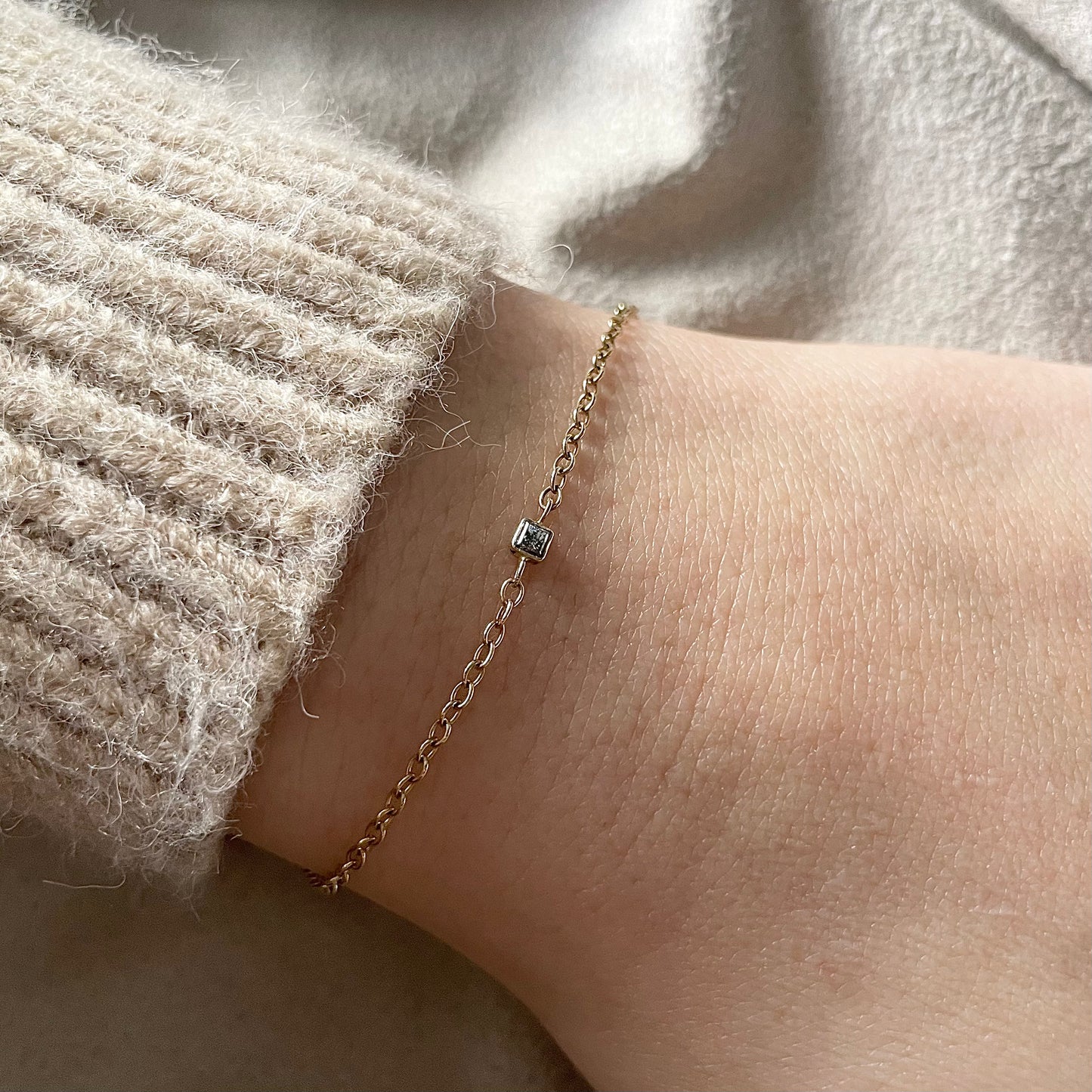 Gouden armband met een zout & peper diamant