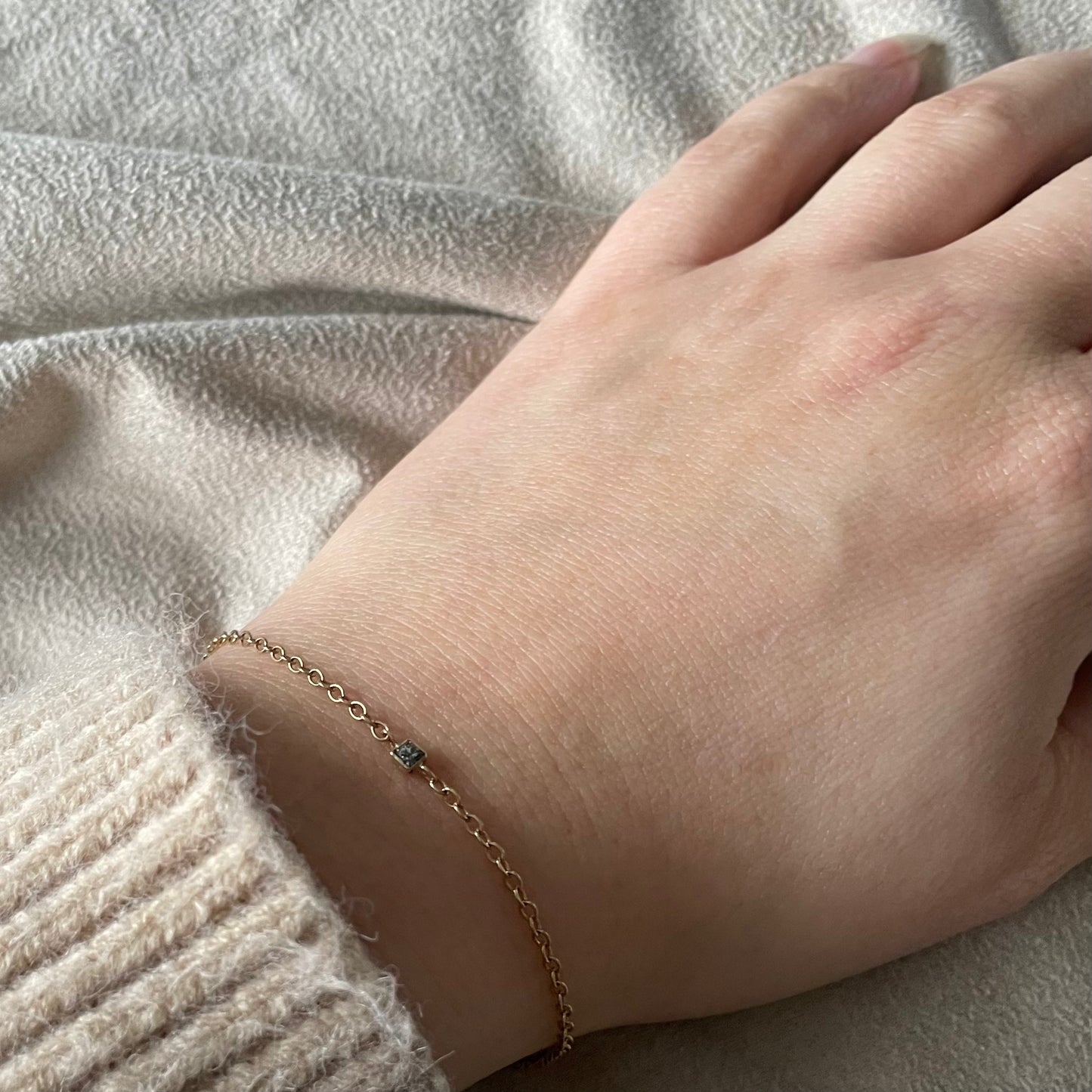 Gouden armband met een zout & peper diamant