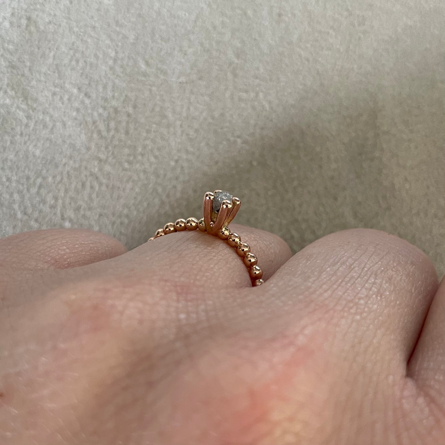 Gouden ring met ruwe diamant