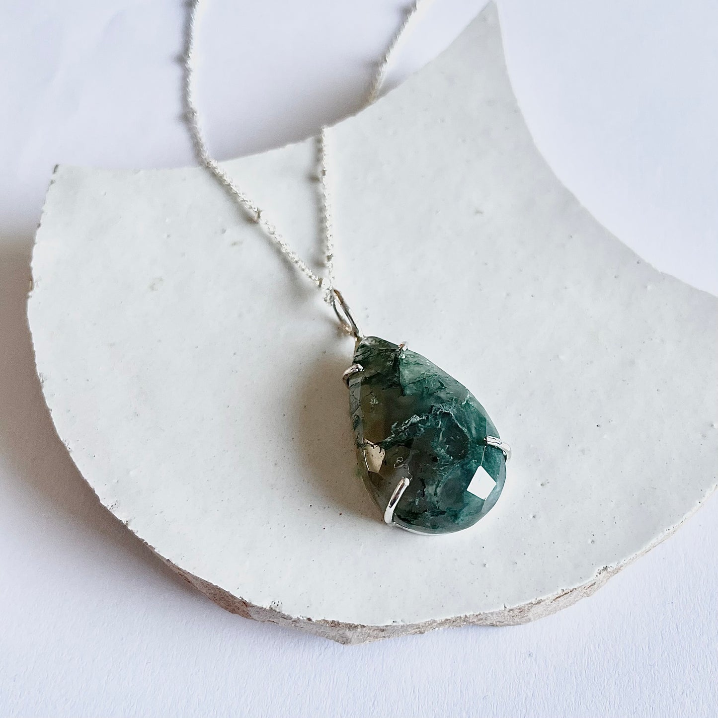 Zilveren collier met mosagaat