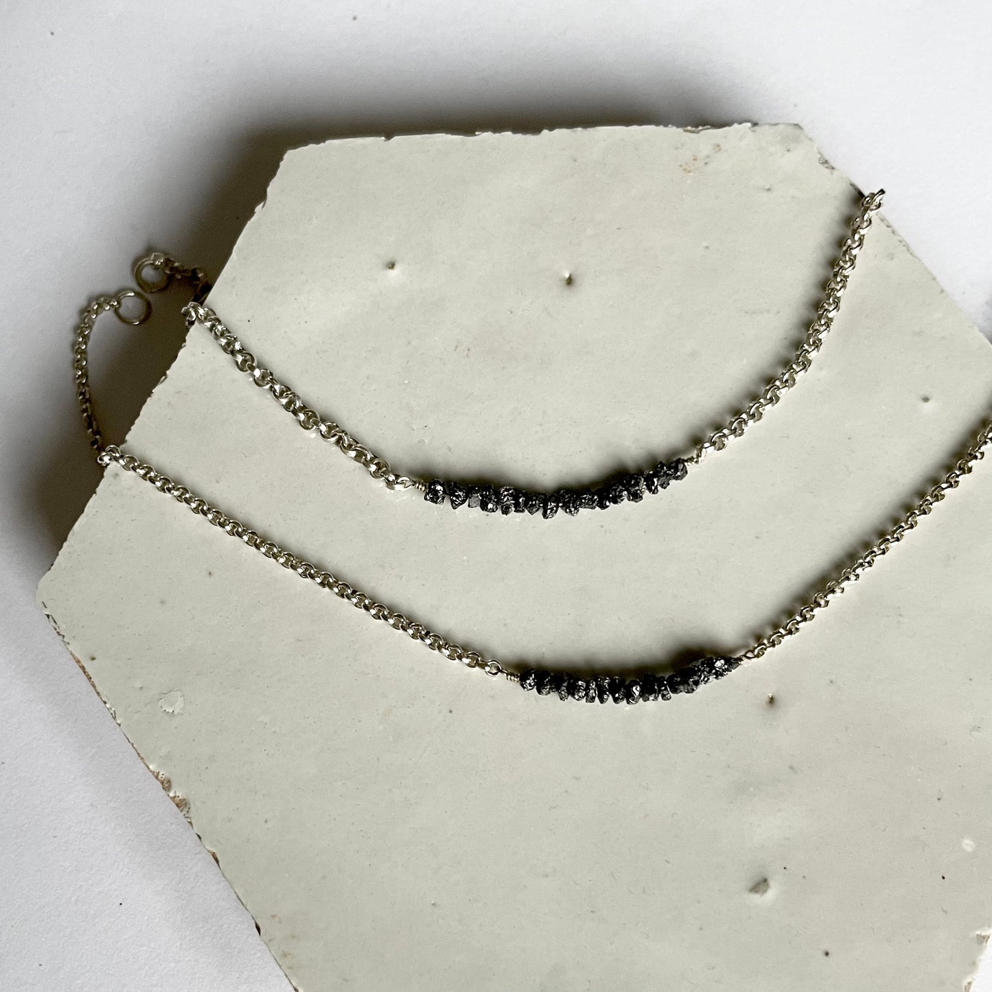 Zilveren armband met zwarte ruwe diamant