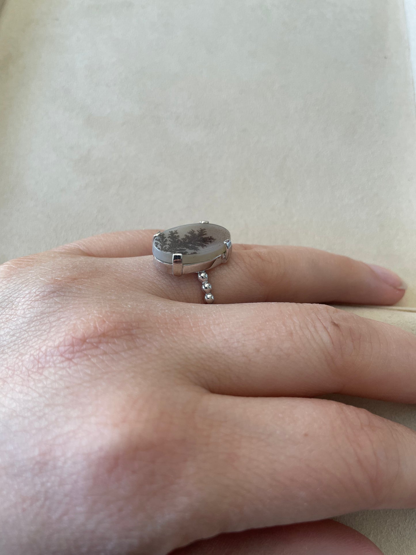 Zilveren ring met dendriet quartz
