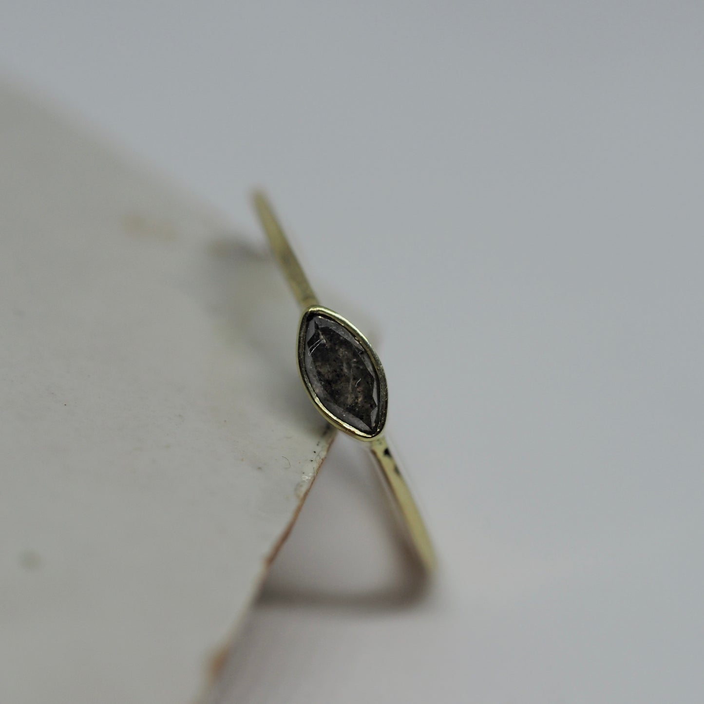 Gouden ring met zout en peper diamant