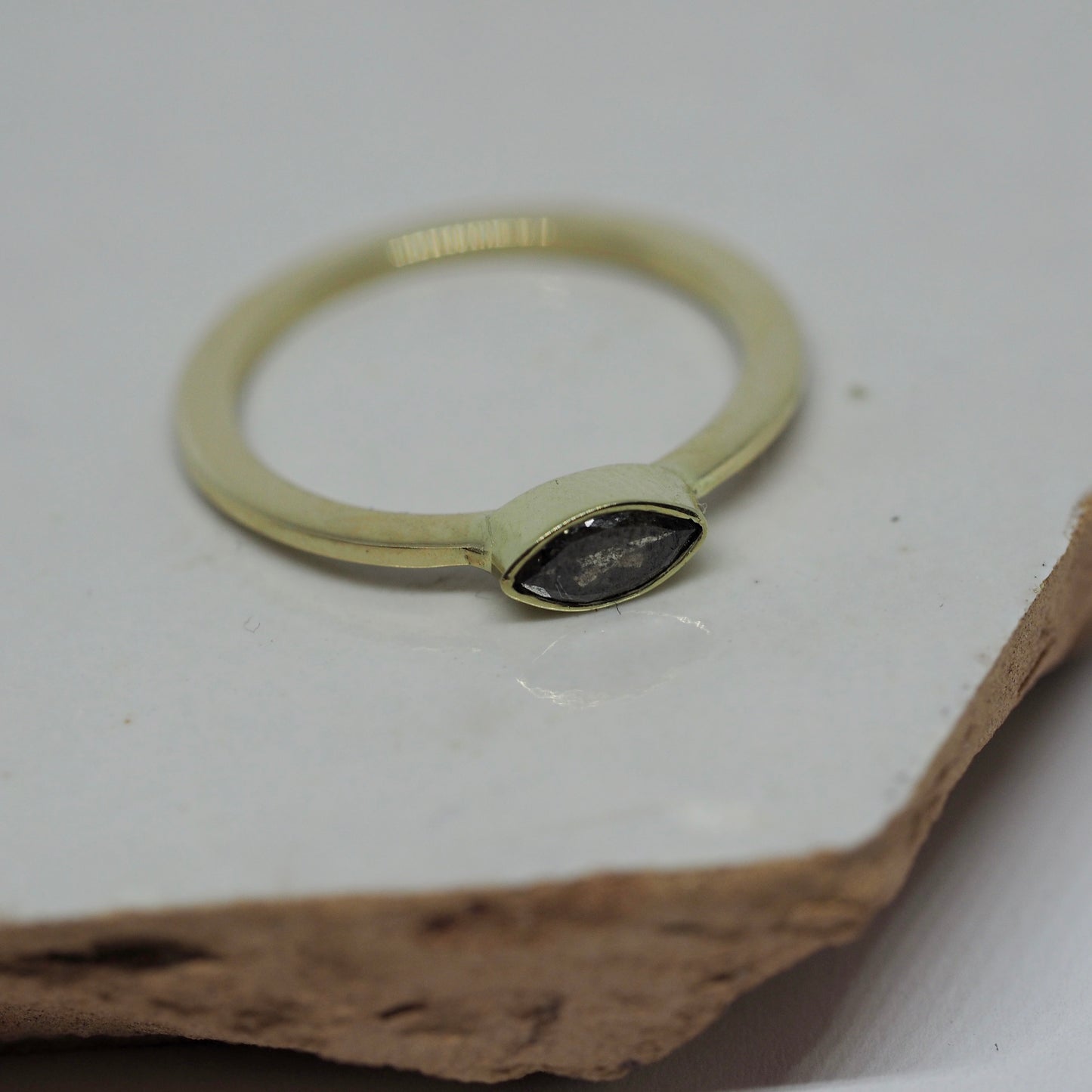 Gouden ring met zout en peper diamant