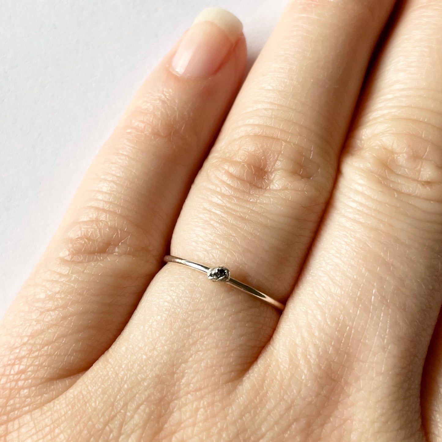 Zilveren ring met klein zwart ruw diamantje