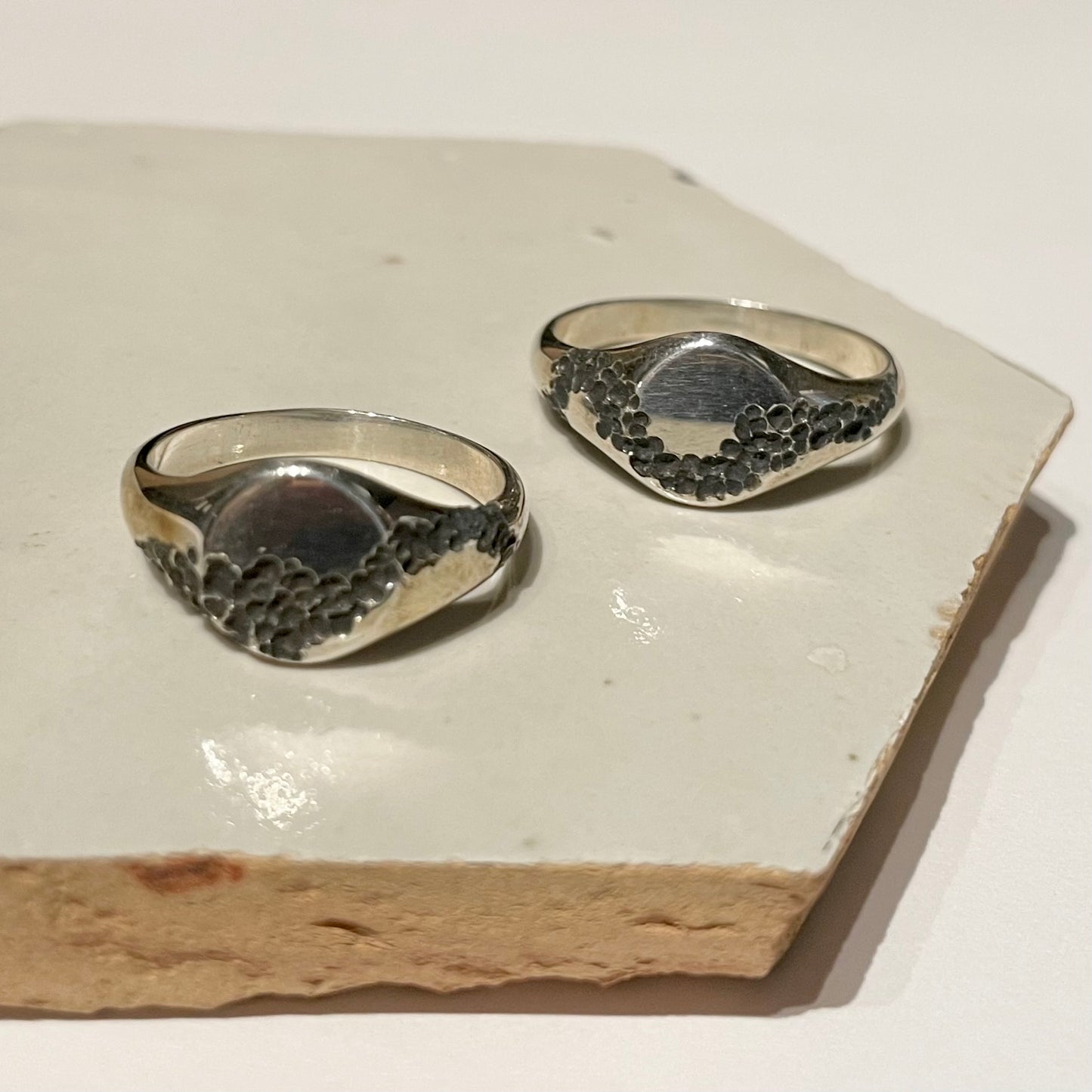 Zilveren signet ring big organic
