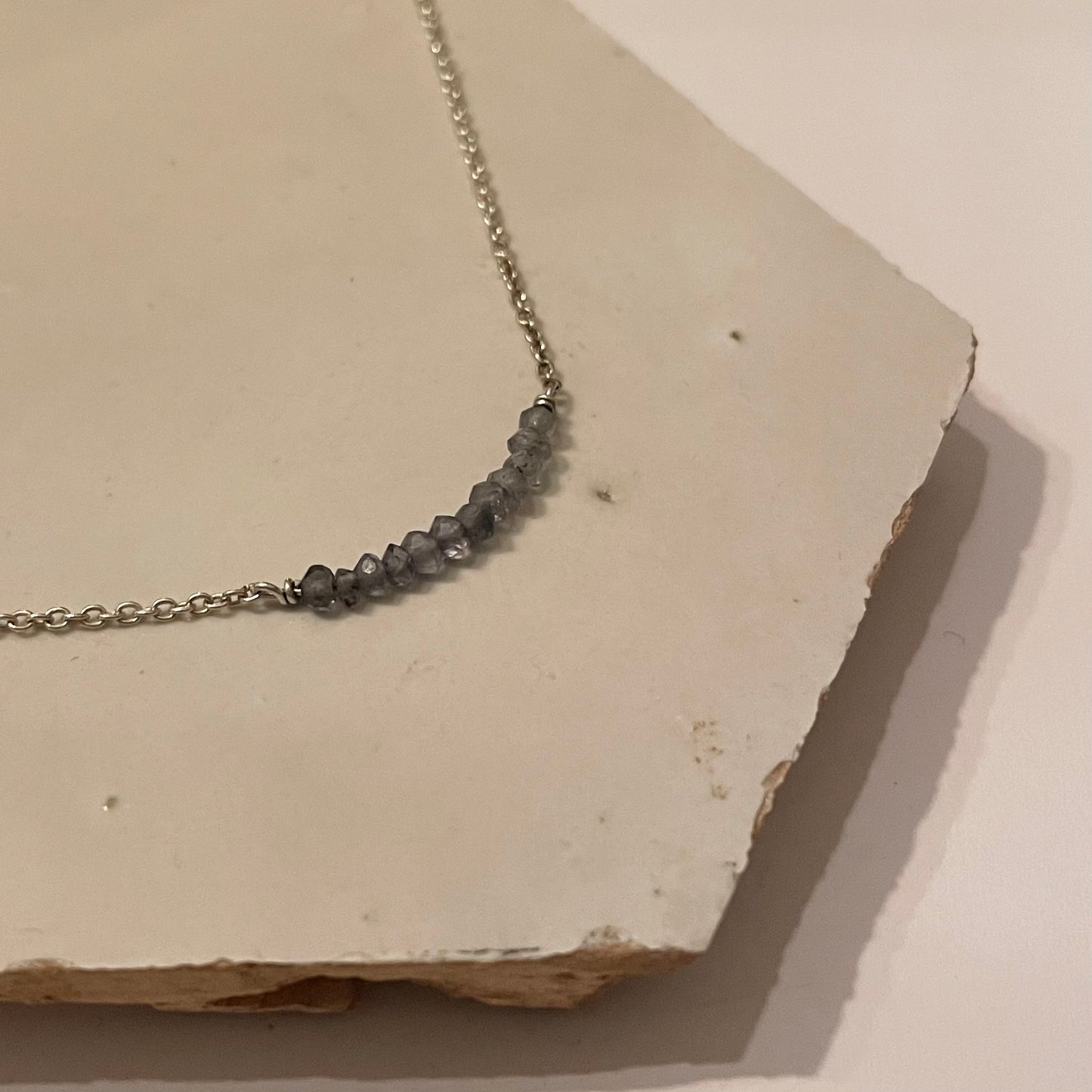 Zilveren collier met blauwgrijze labradoriet