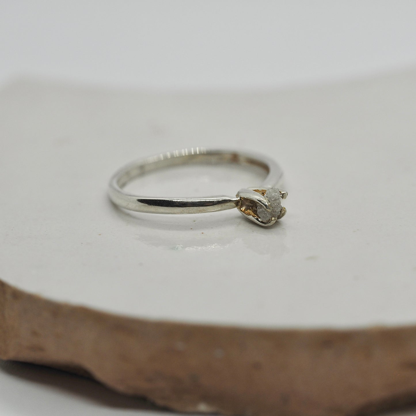 Zilveren ring met grijze ruwe diamant