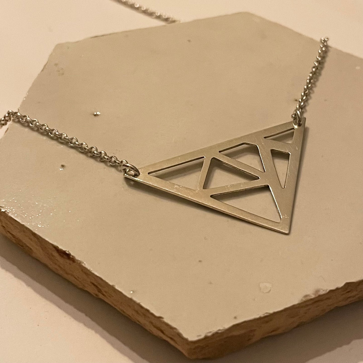 Zilveren collier driehoek