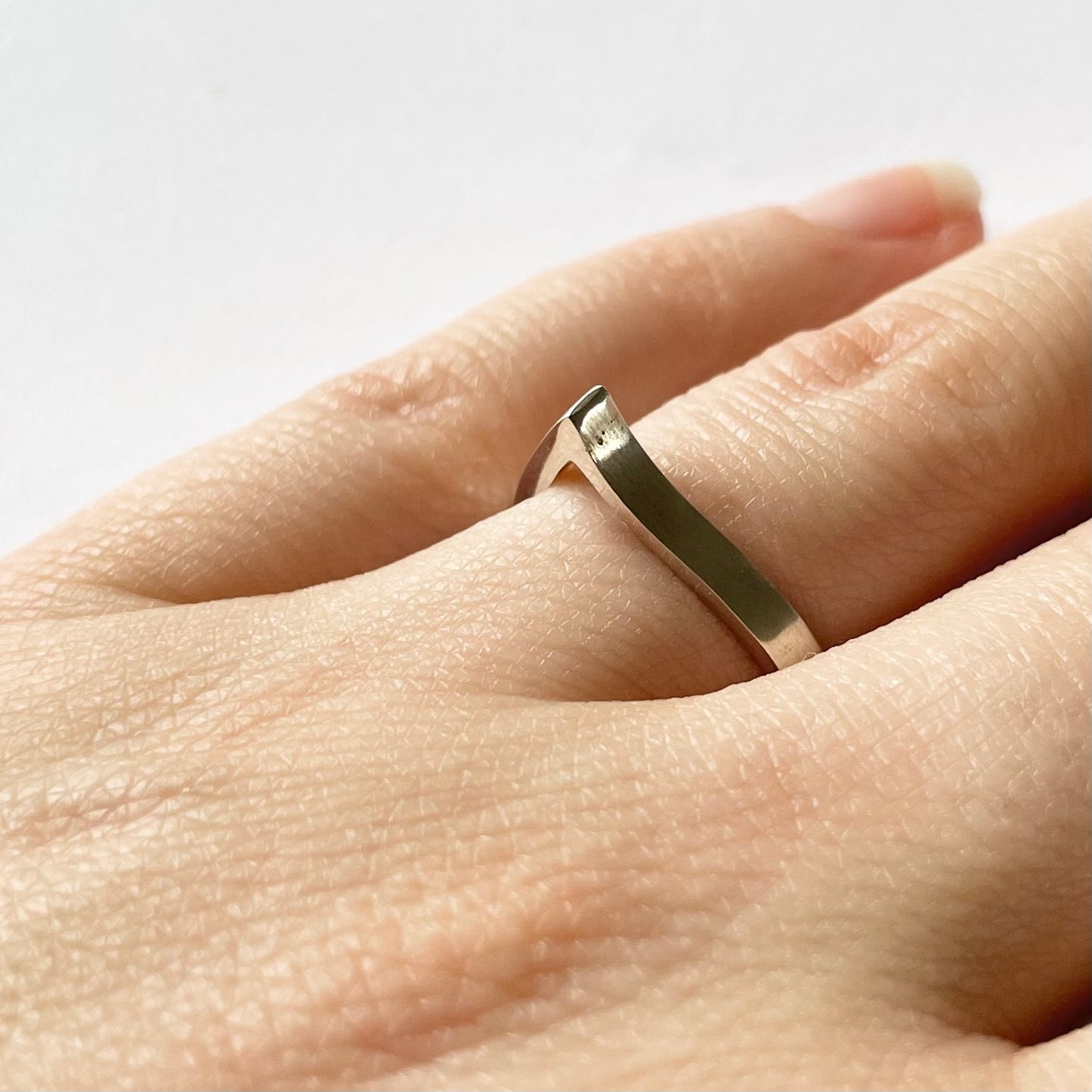 Zilveren ring met gebogen druppelvorm