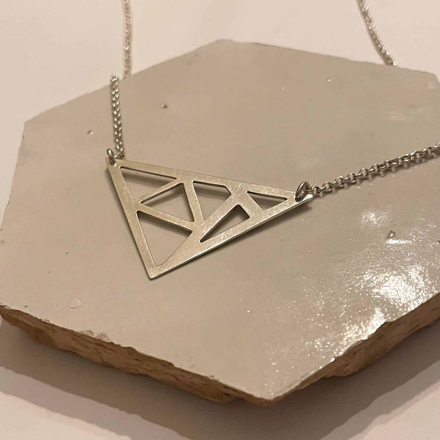 Zilveren collier driehoek