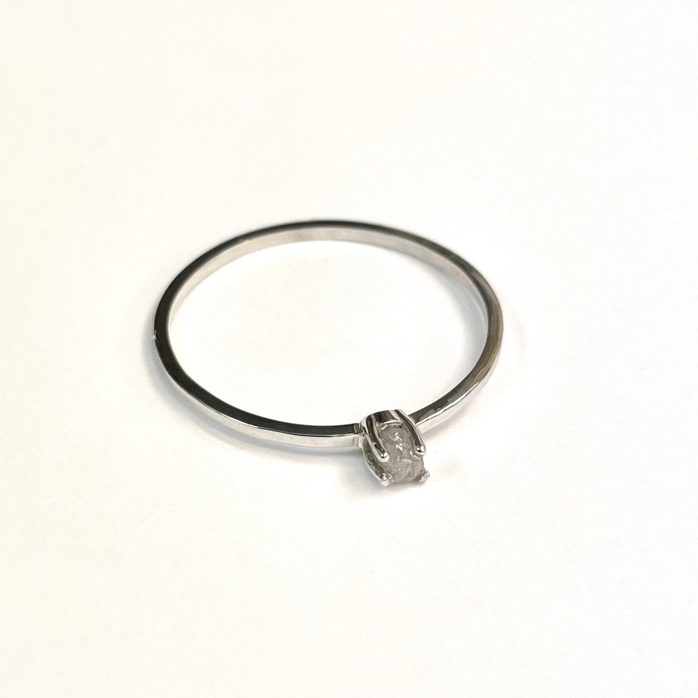 Gouden ring met grijze ruwe diamant