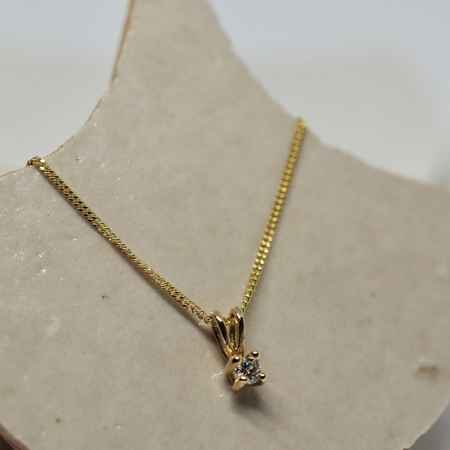 Gouden hangertje met diamant