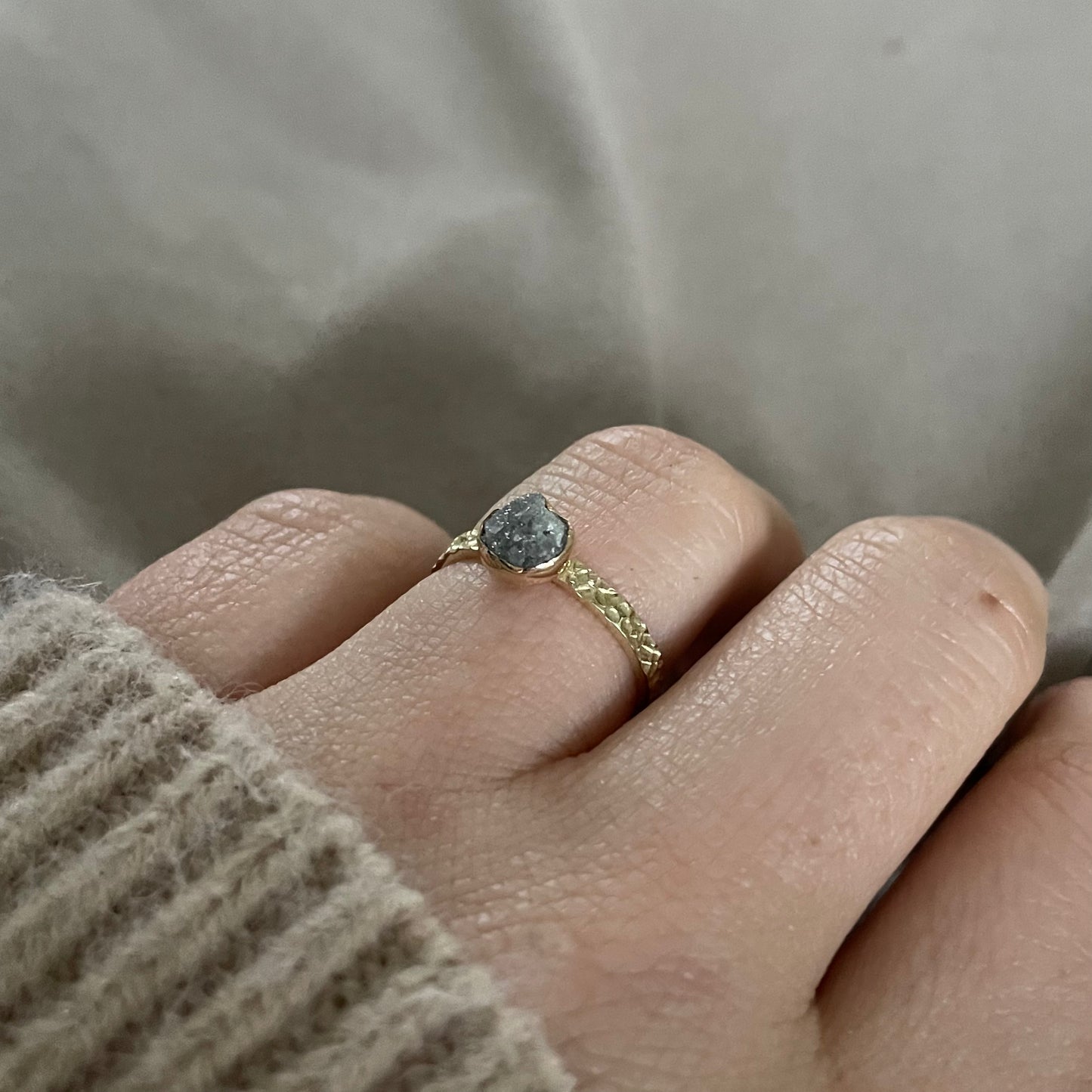 Gouden ring met ruwe diamant