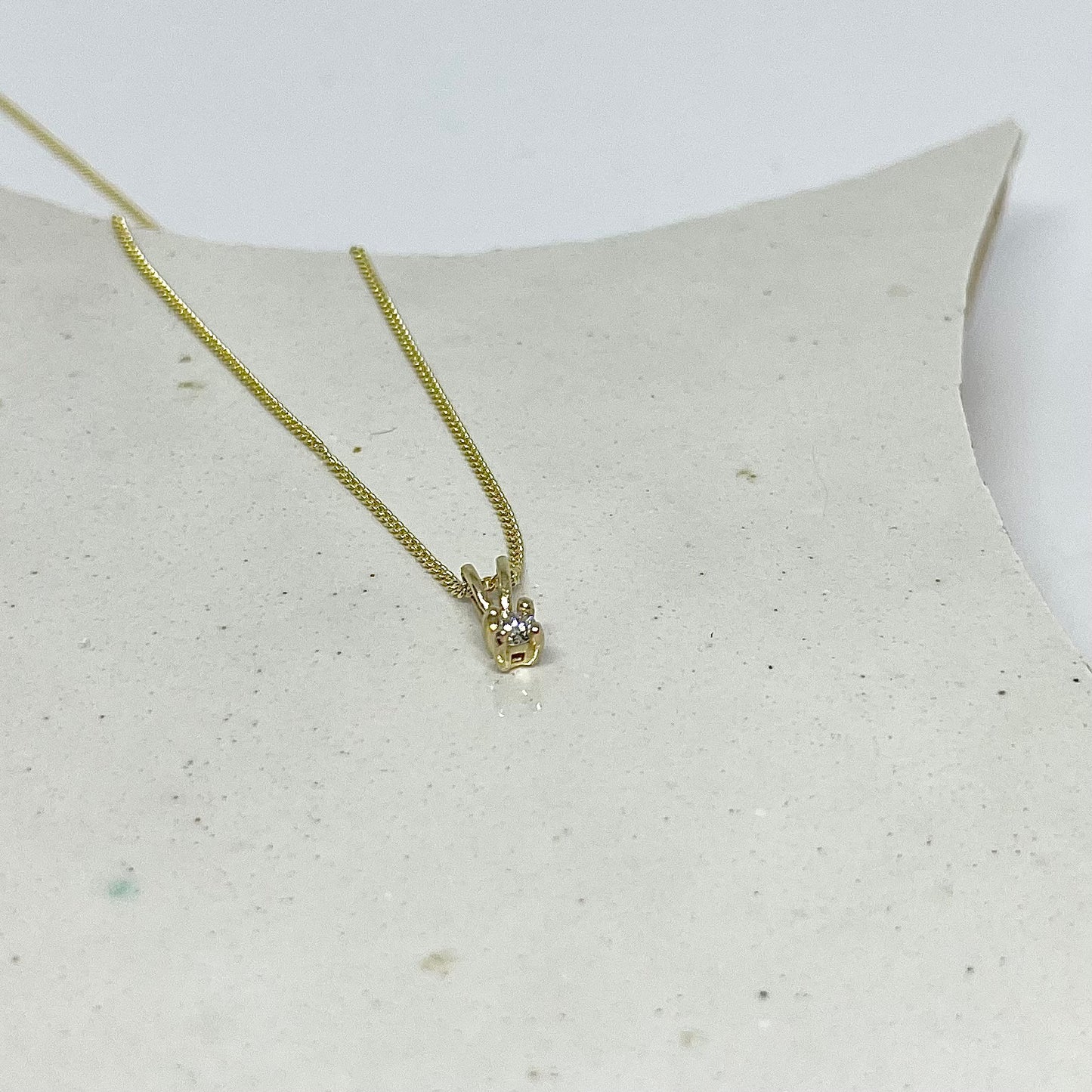 Gouden hangertje met diamant