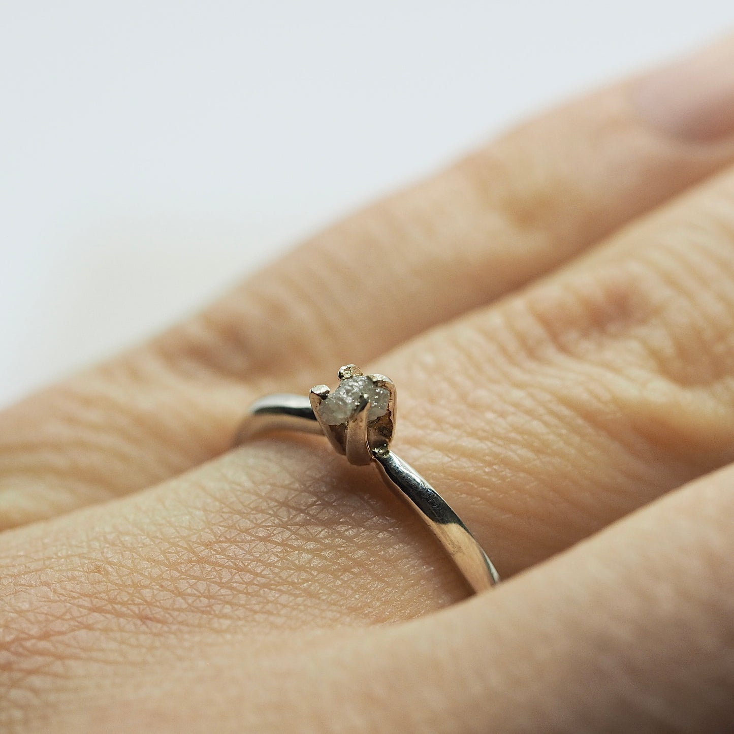 Zilveren ring met grijze ruwe diamant