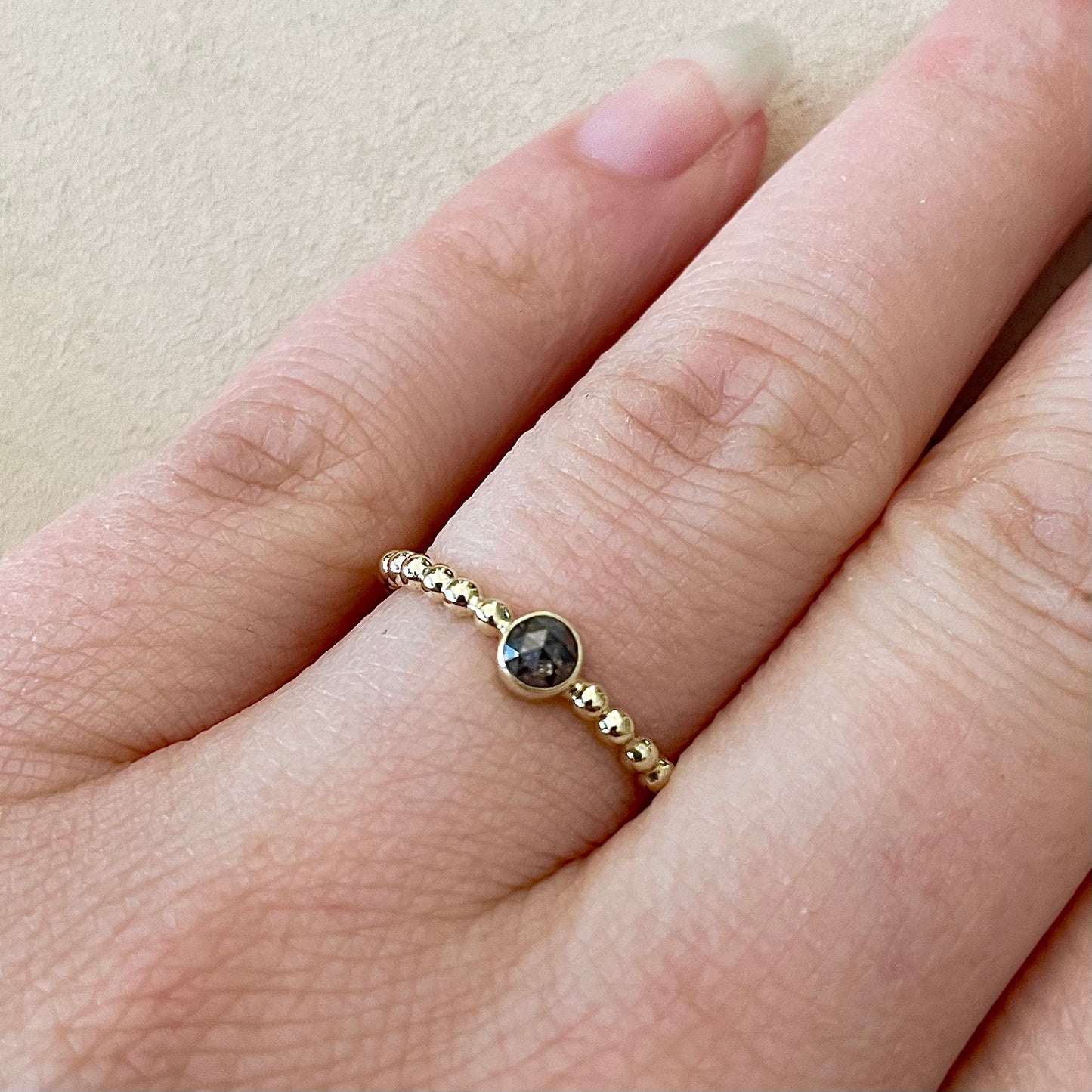 Gouden ring met roos geslepen diamant