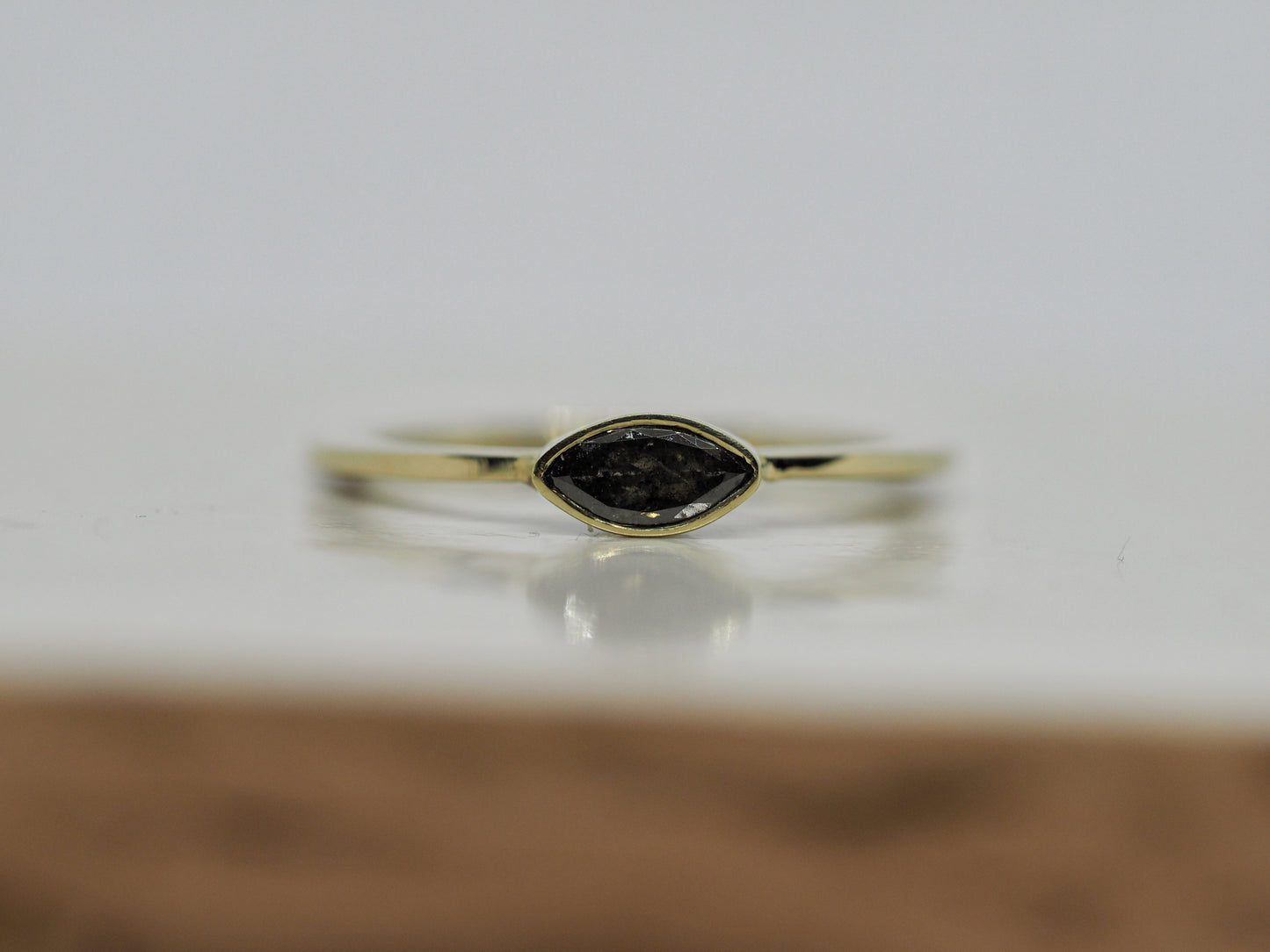 Gouden ring met zout en peper diamant