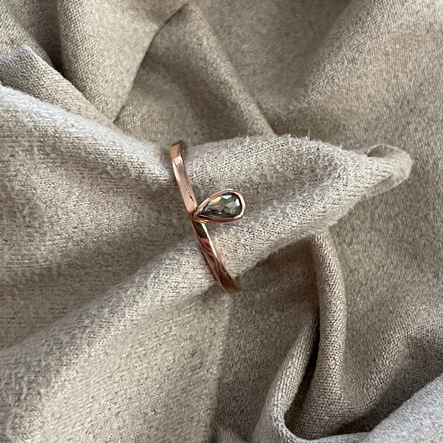 Gouden ring met zout & peper diamant