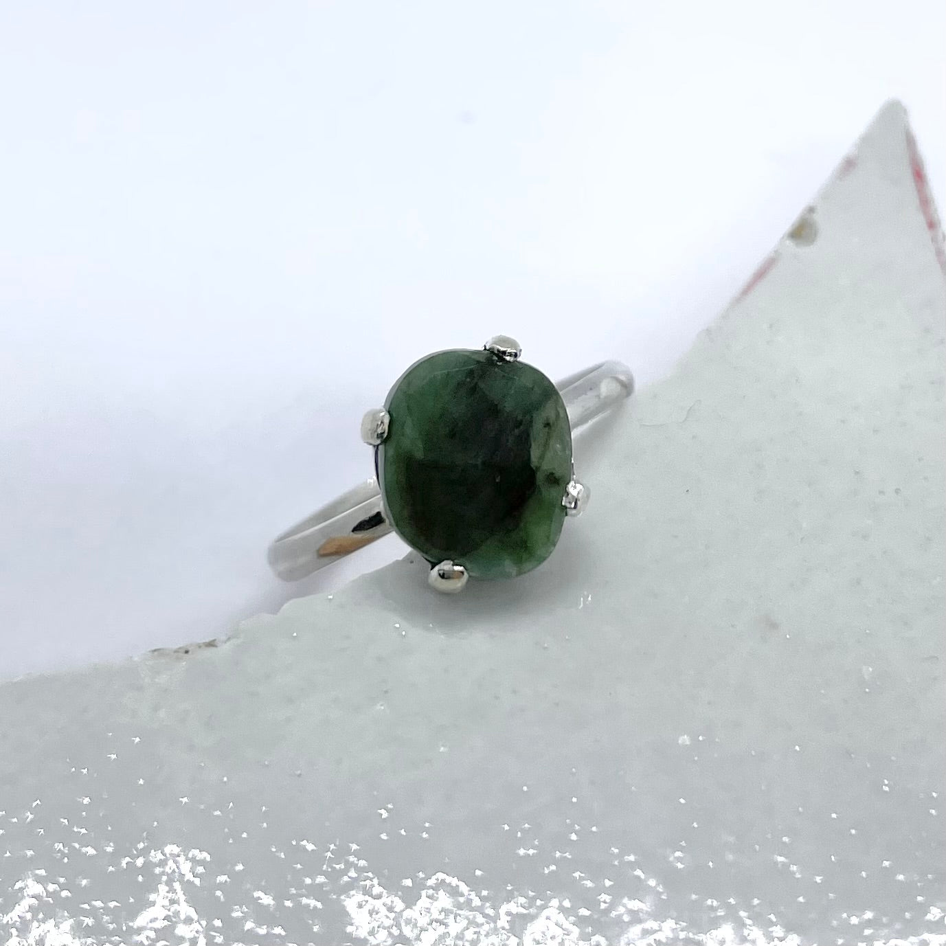 Zilveren ring met rosecut smaragd