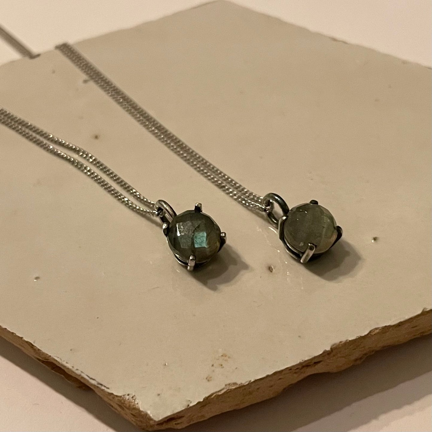 Zilveren hanger met labradoriet