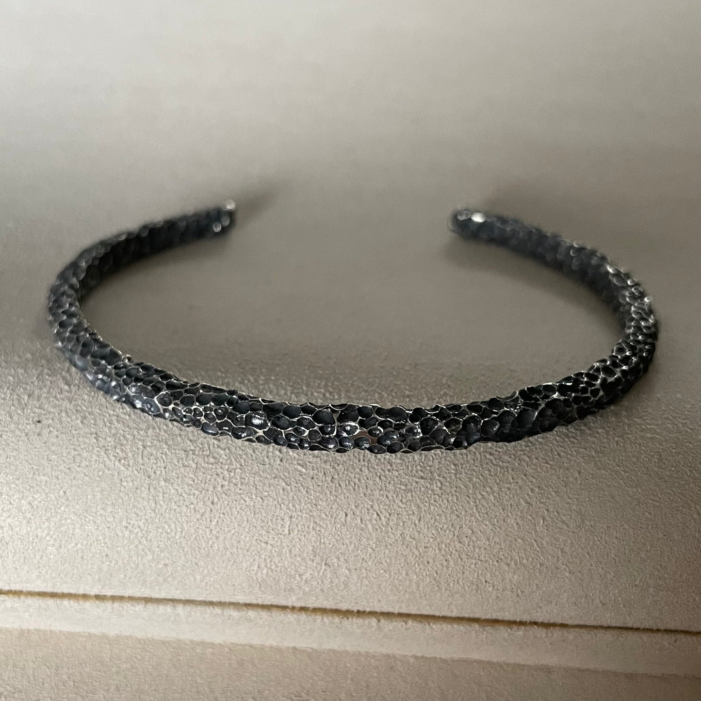 Zilveren armband bewerkt