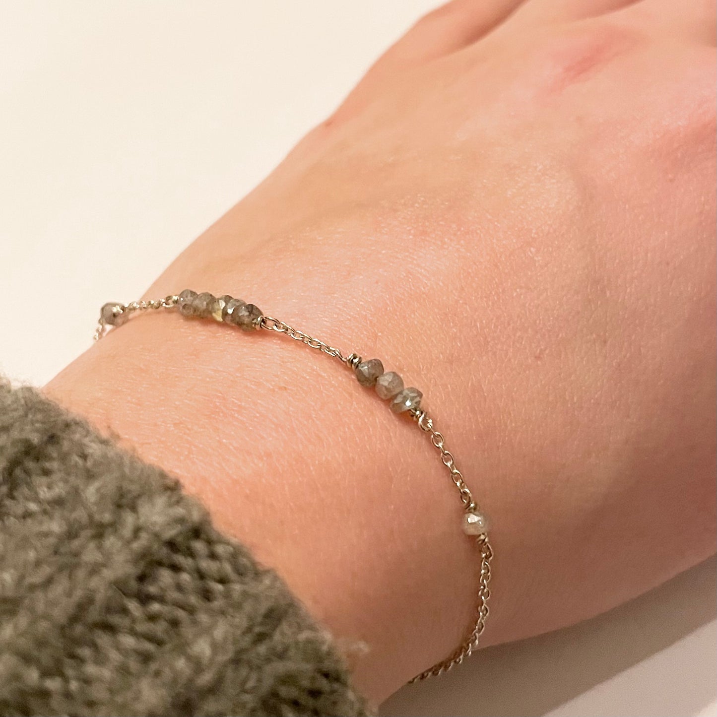 Zilveren armband met ruwe labradoriet steentjes