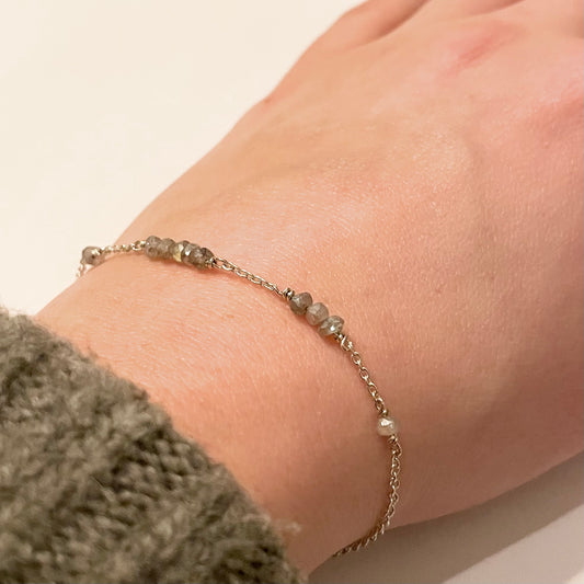 Zilveren armband met ruwe labradoriet steentjes