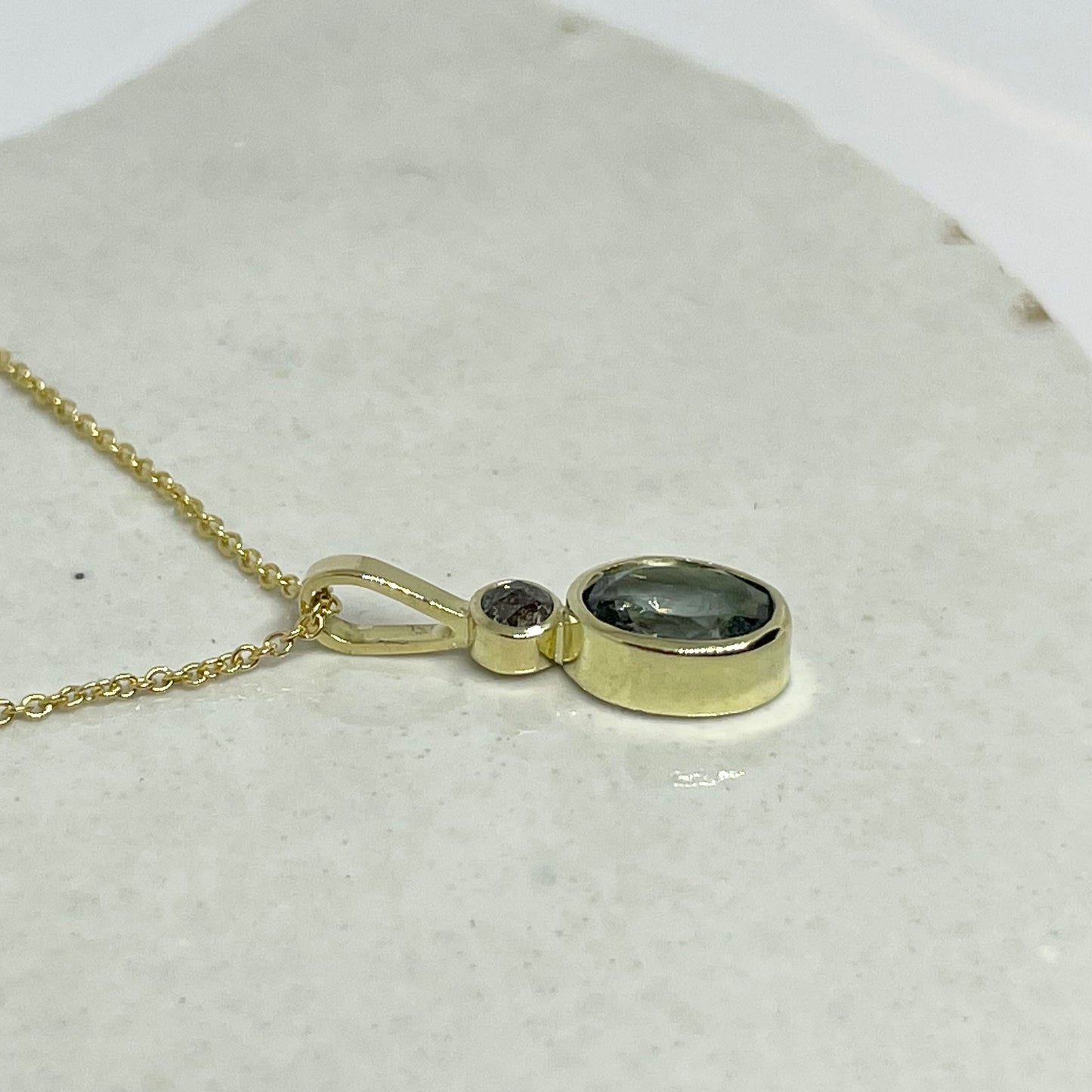 Gouden hangertje met diamant en toermalijn.