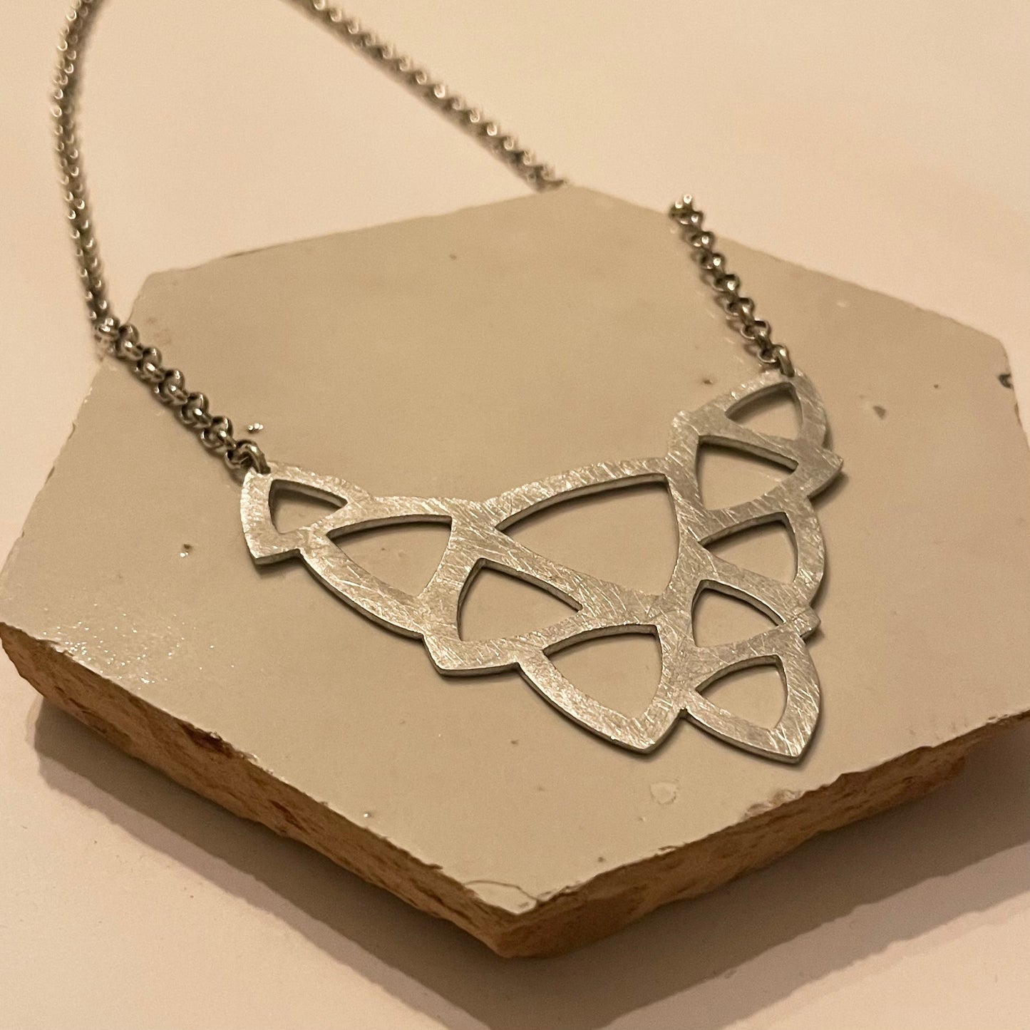 Zilveren collier organic aluminium