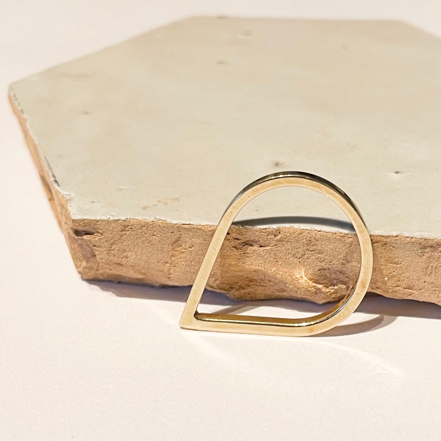 Gouden ring druppel vorm