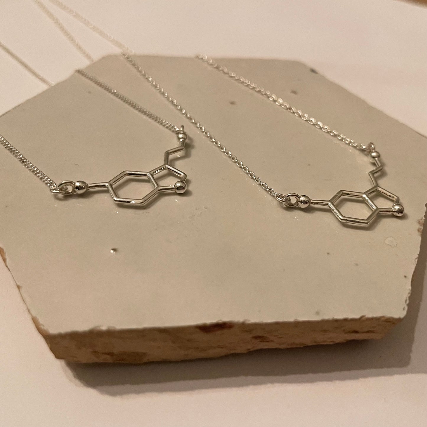 Zilveren collier molecule
