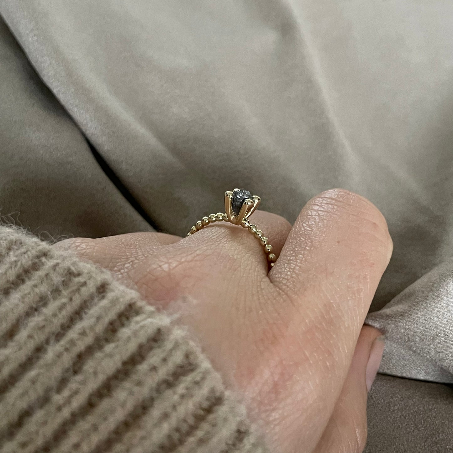 Gouden ring met bolletjes en donker grijze ruwe diamant