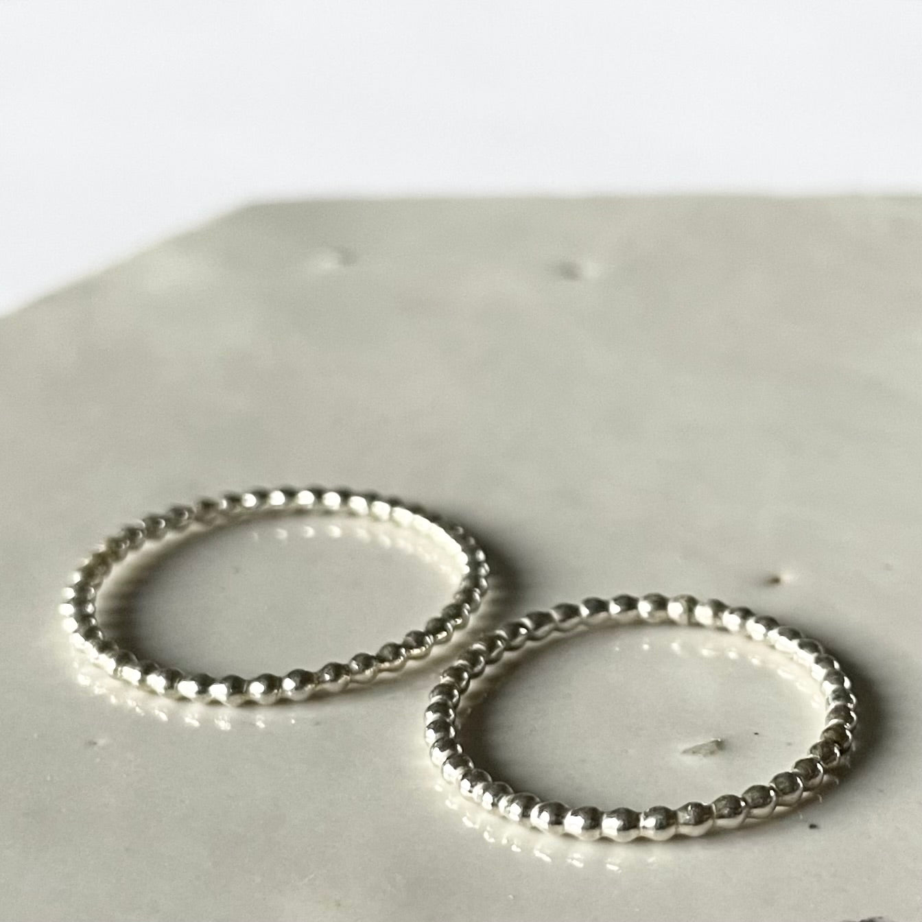 Zilveren ring met bolletjes
