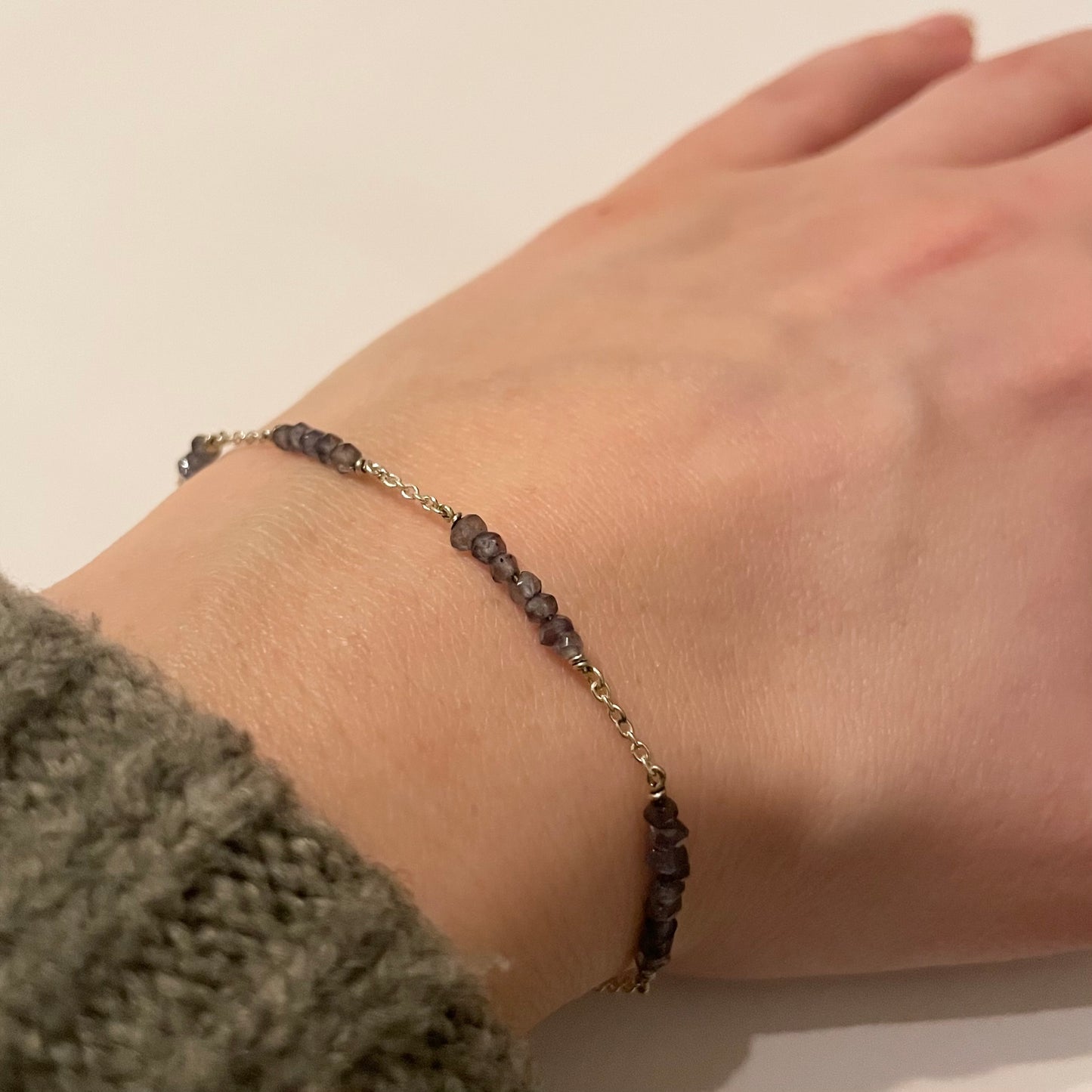 Zilveren armband met blauwe labradoriet steentjes.