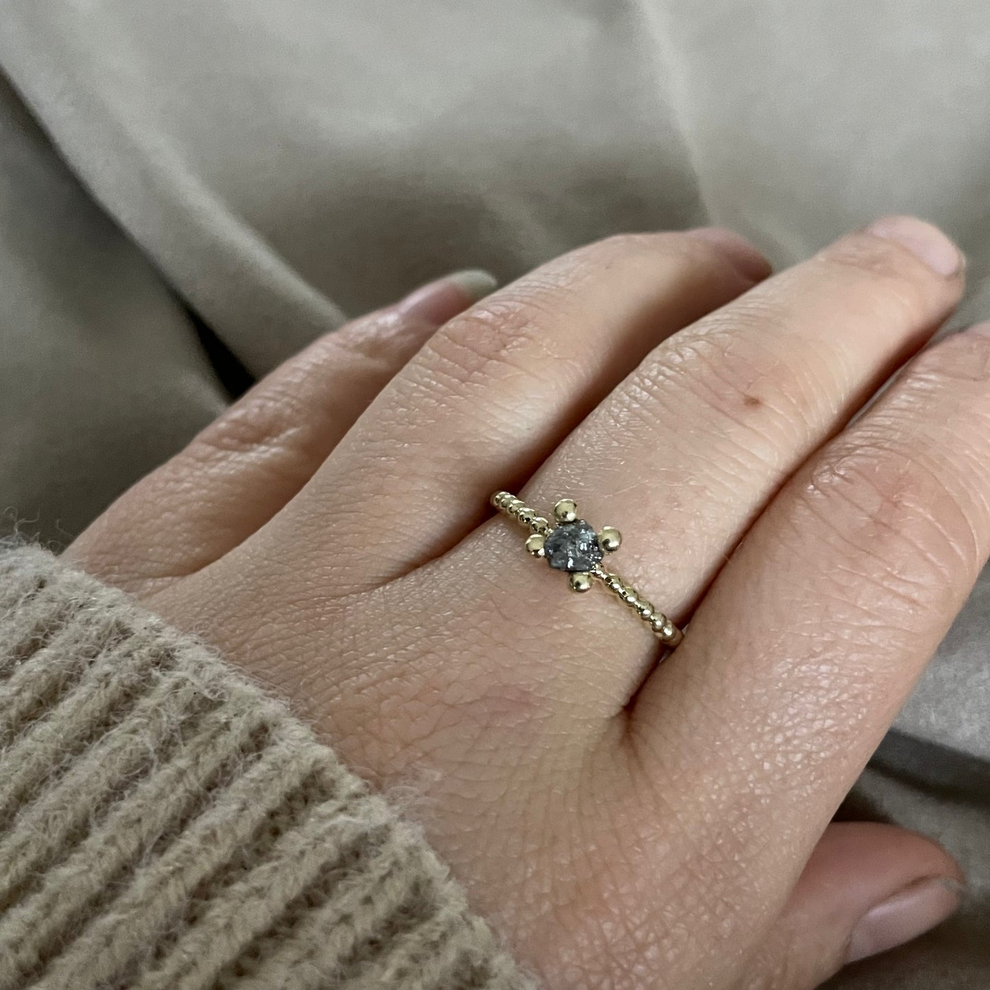 Gouden ring met bolletjes en donker grijze ruwe diamant