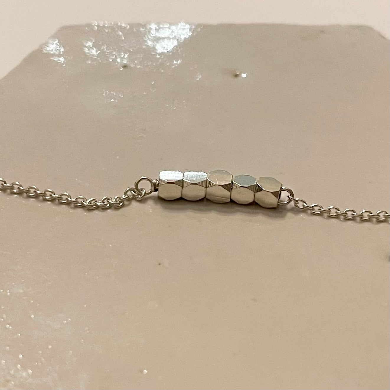 Zilveren armband met 5 facetjes