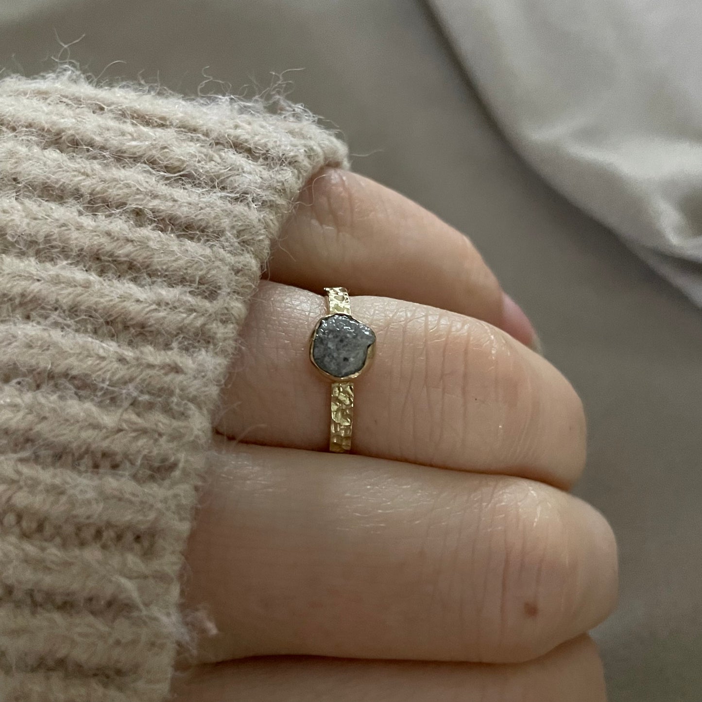 Gouden ring met ruwe diamant