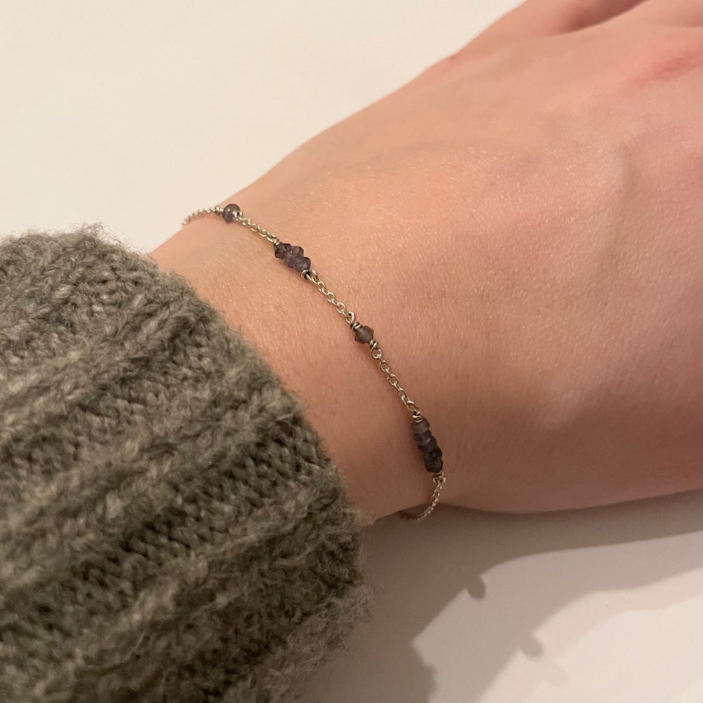 Zilveren armband met blauwe labradoriet steentjes.