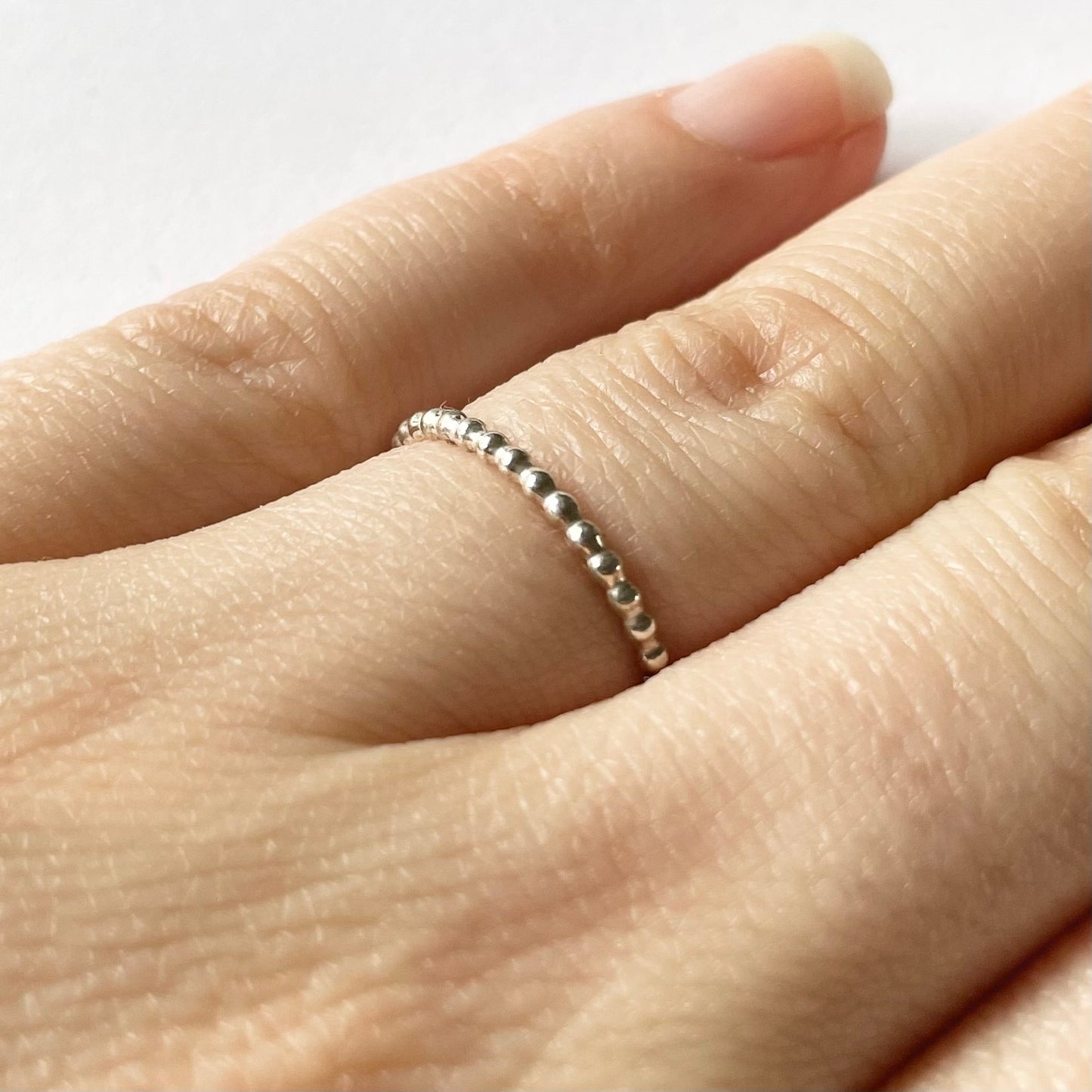 Zilveren ring met bolletjes