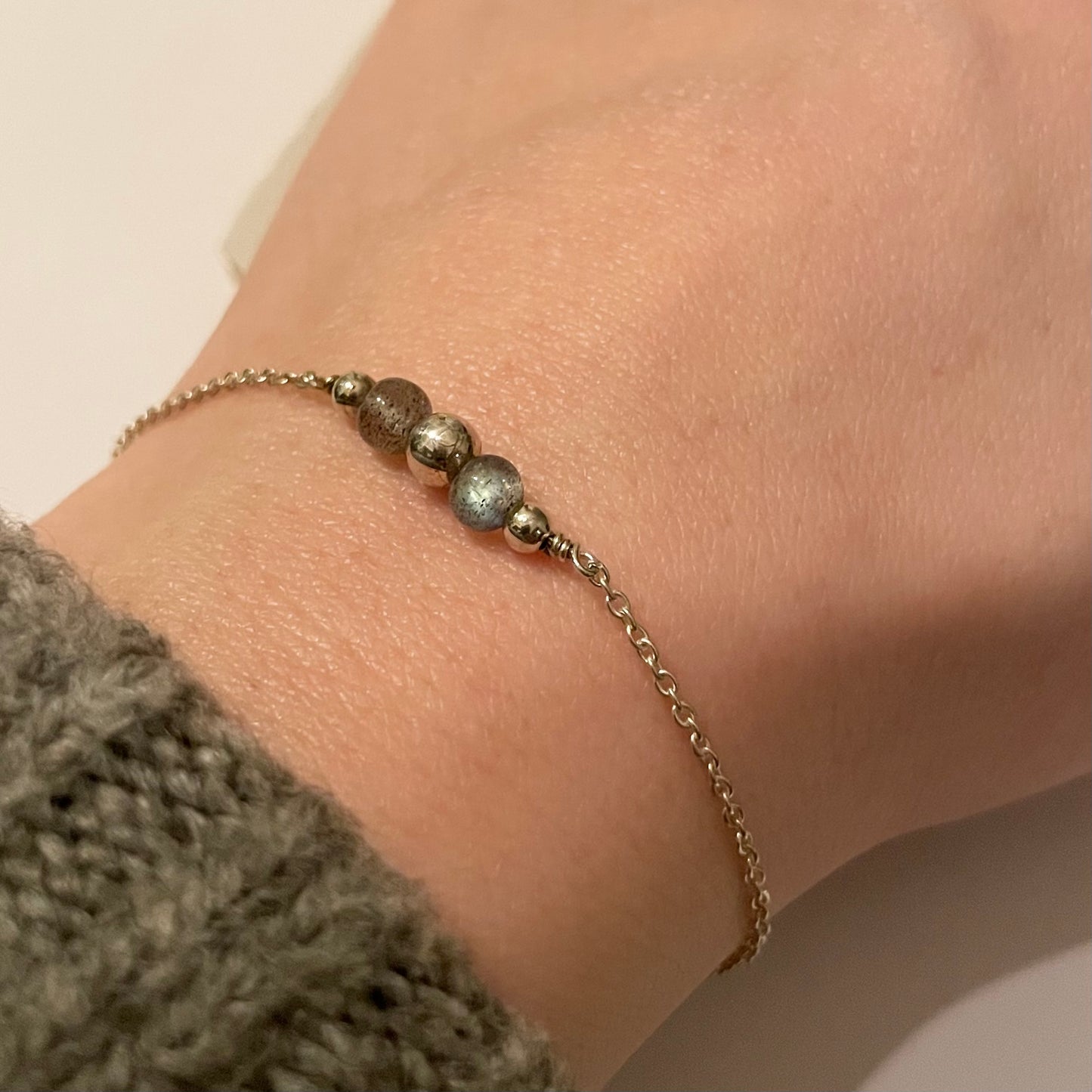 Zilveren armband met zilveren bolletjes & labradoriet