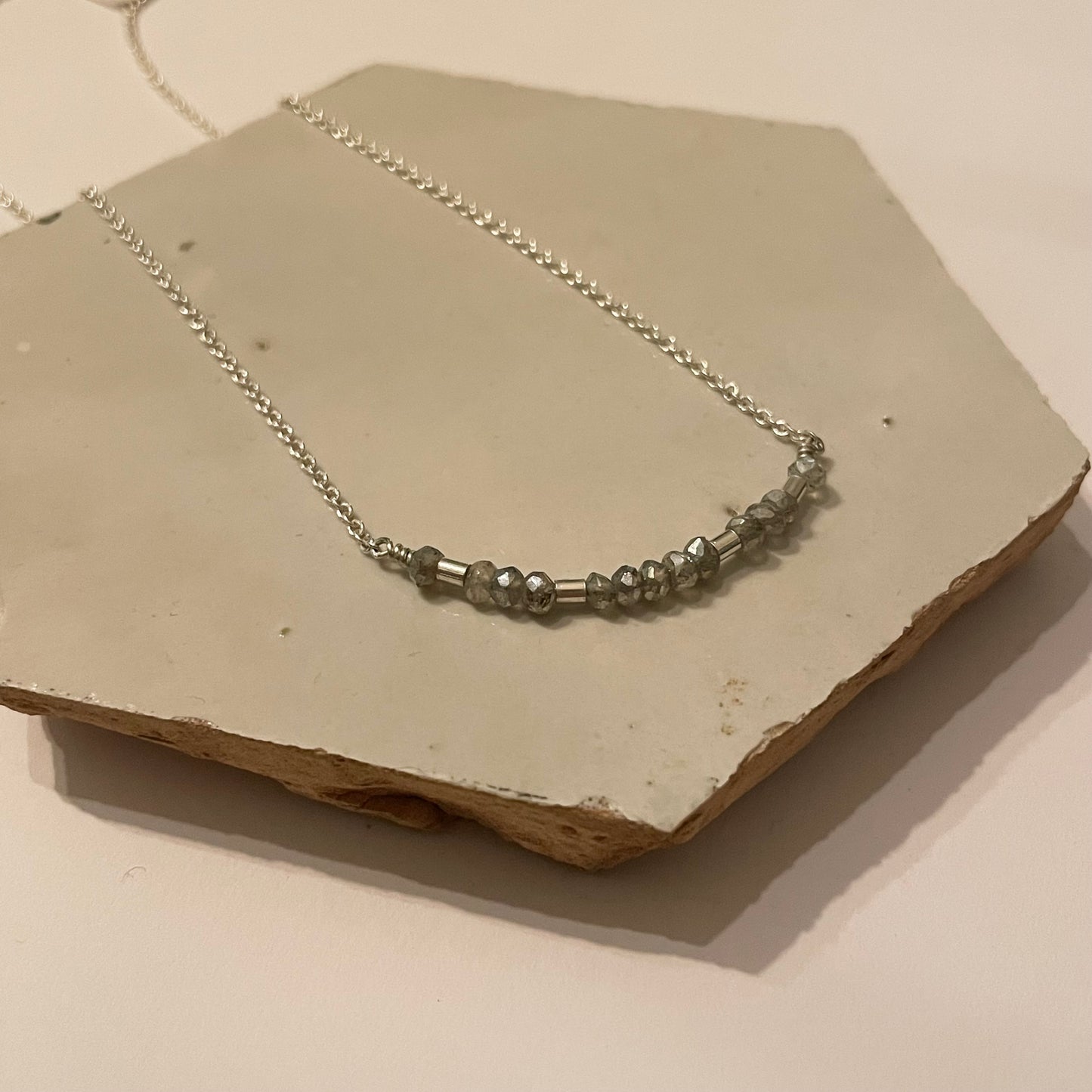 Zilveren collier little tube labradoriet