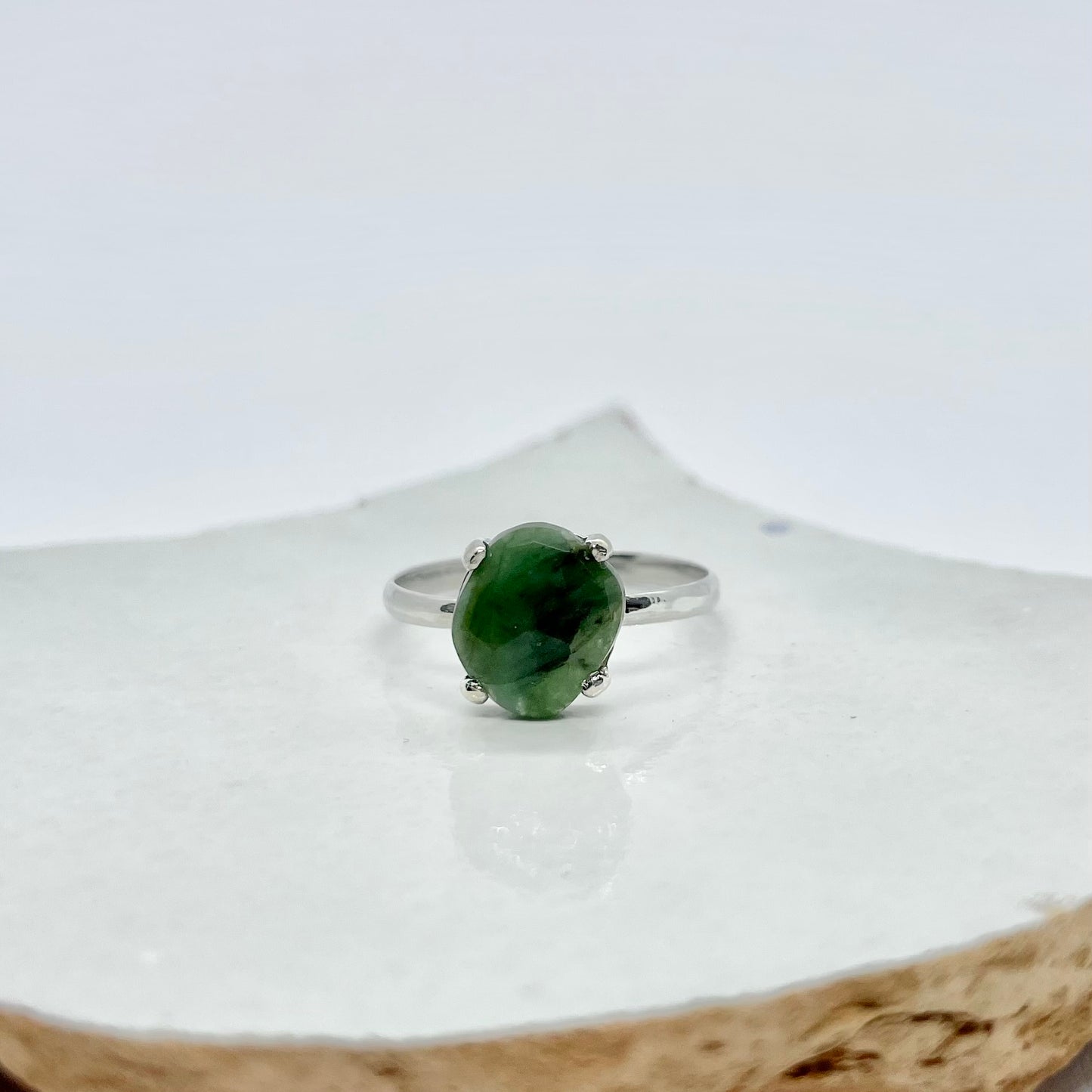 Zilveren ring met rosecut smaragd